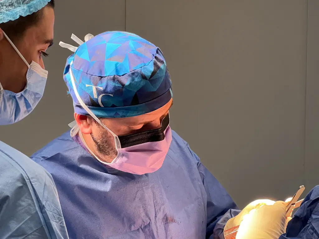 Dr. Hugo Marquina durante una cirugía de rodilla por inestabilidad femoropatelar